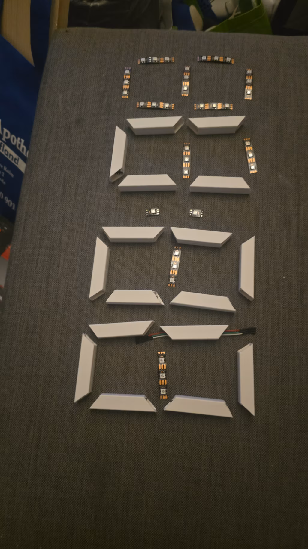 Stücke des Kabelkanals mit LEDs